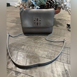Used but good condition Tory Burch crossbody bag